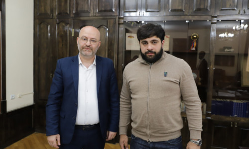 Շիրակի մարզպետն ընդունել է Եվրոպայի առաջնությունում մեդալներ նվաճած գյումրեցի ծանրորդներին